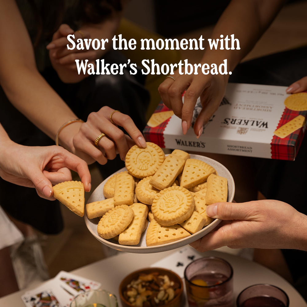 Walkers galleta en mano para comparar tamaño y tomar como snack práctico