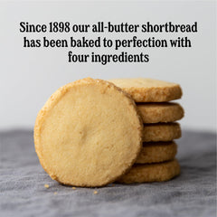 Walkers galletas sostenidas en mano para comparar tamaño