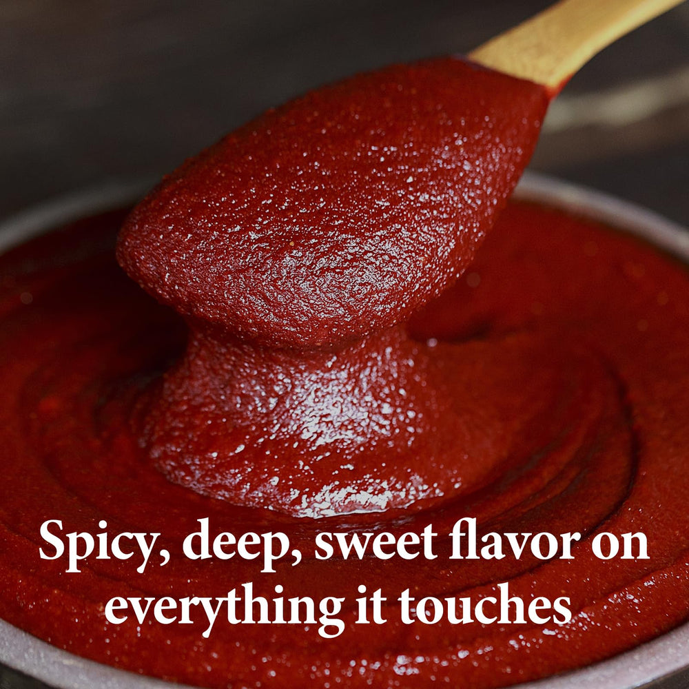 Wang cucharada de gochujang al lado del envase, muestra porción útil