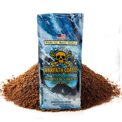 Warpath Coffee taza servida con vapor, muestra cuerpo intenso y disfrute inmediato