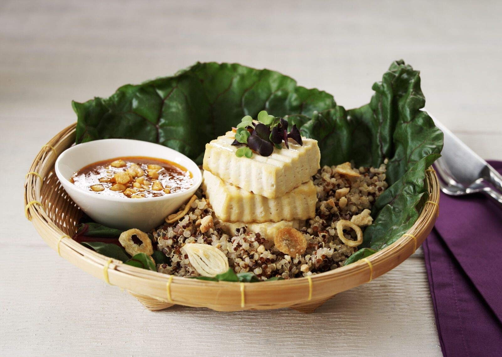 WATCHAREE'S plato servido con salsa realzando sabor tradicional
