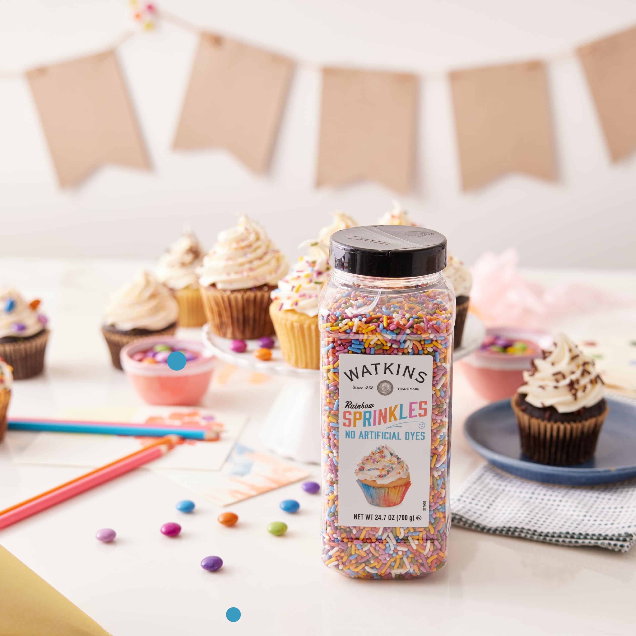 Watkins sprinkles en mesa festiva, decora postres para celebraciones