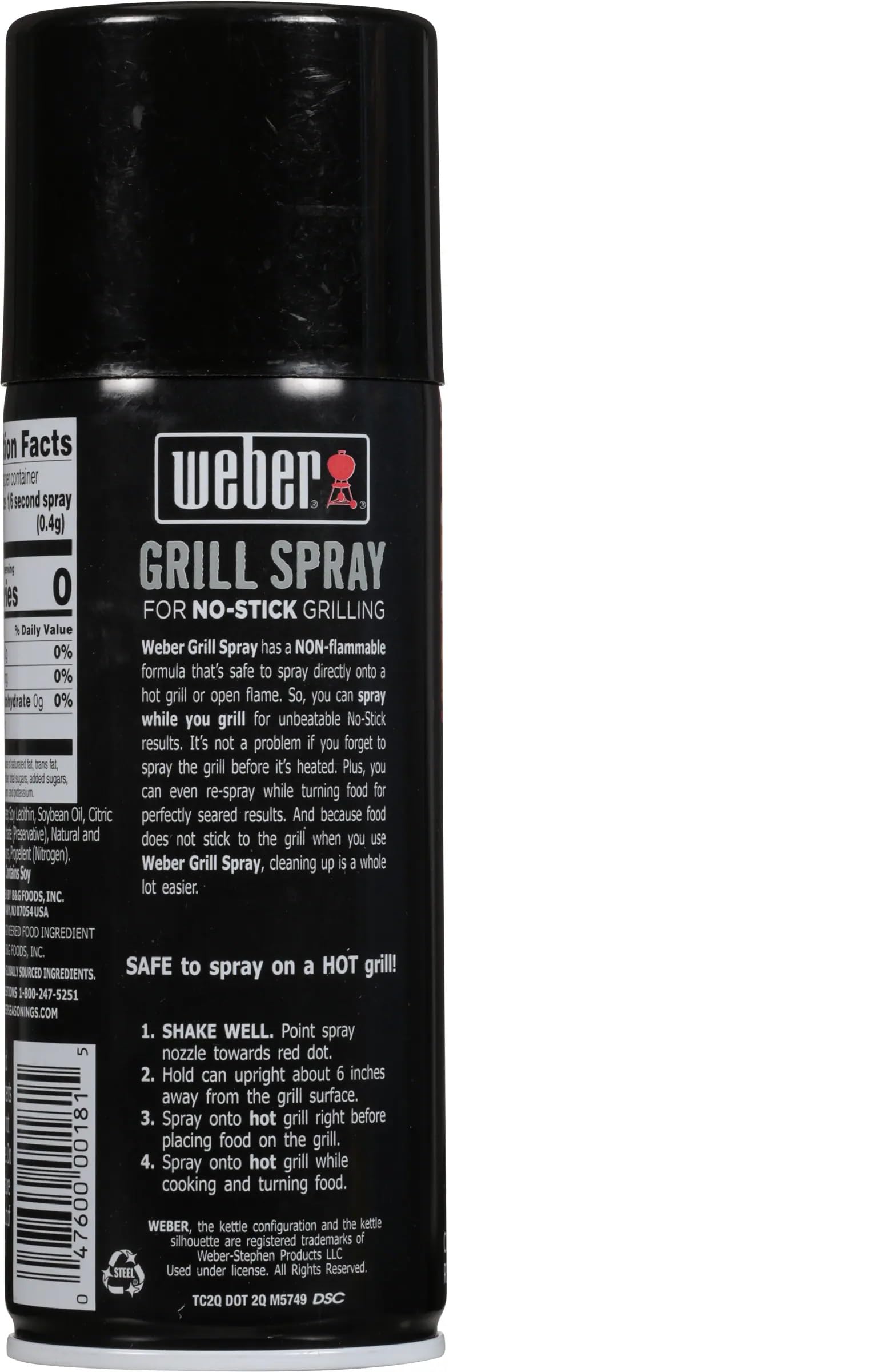 Weber aplicando spray en rejilla caliente, evita que alimentos se peguen