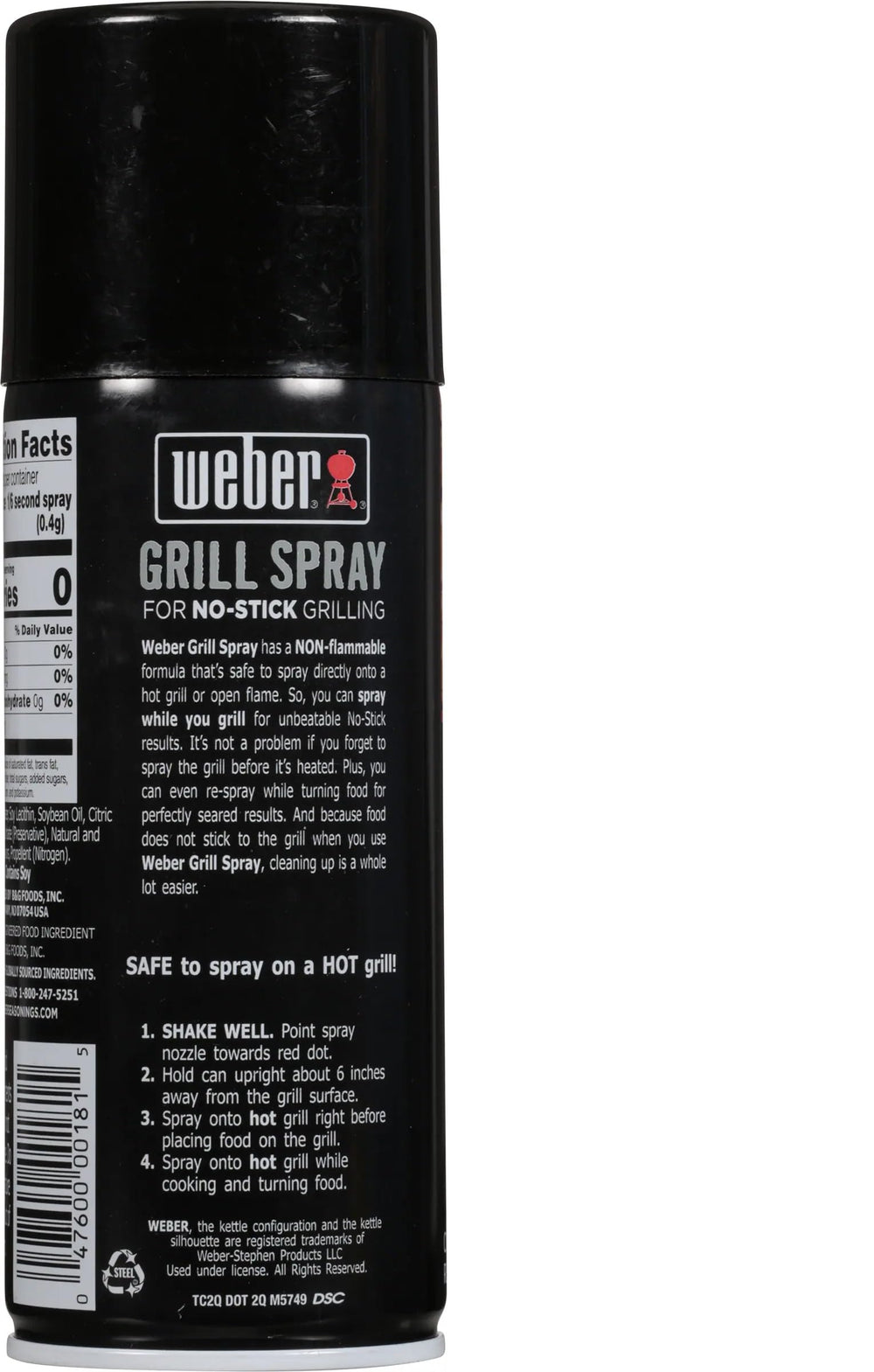 Weber aplicando spray en rejilla caliente, evita que alimentos se peguen