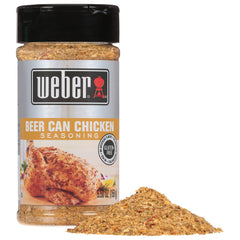 Weber condimento aplicado sobre pollo asado realzando jugosidad