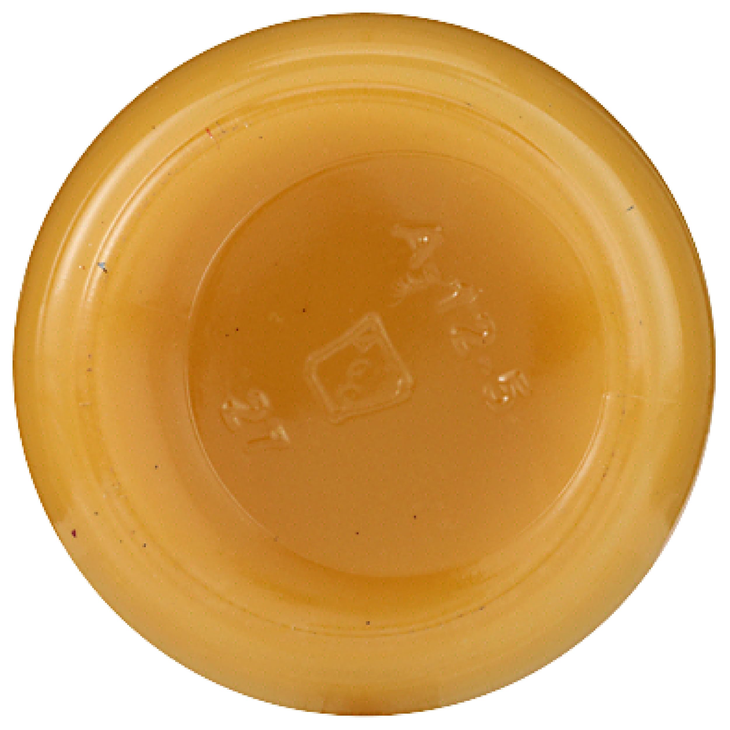 Wee Bee Honey frasco en ambiente de cocina, sugiere uso cotidiano y conveniencia