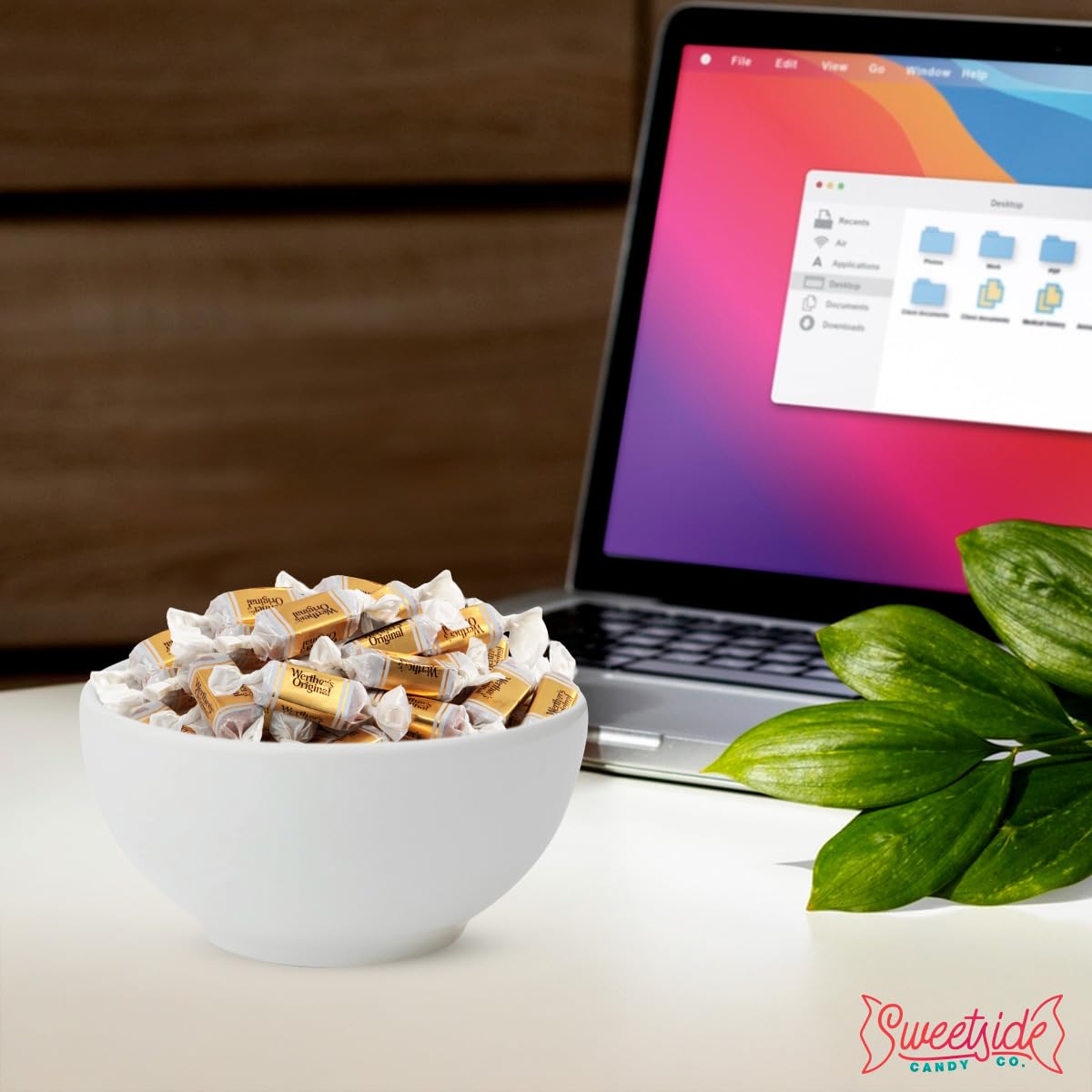 SWEETSIDE CANDY CO. caramelo en mano para comparar tamaño, práctico para snacks