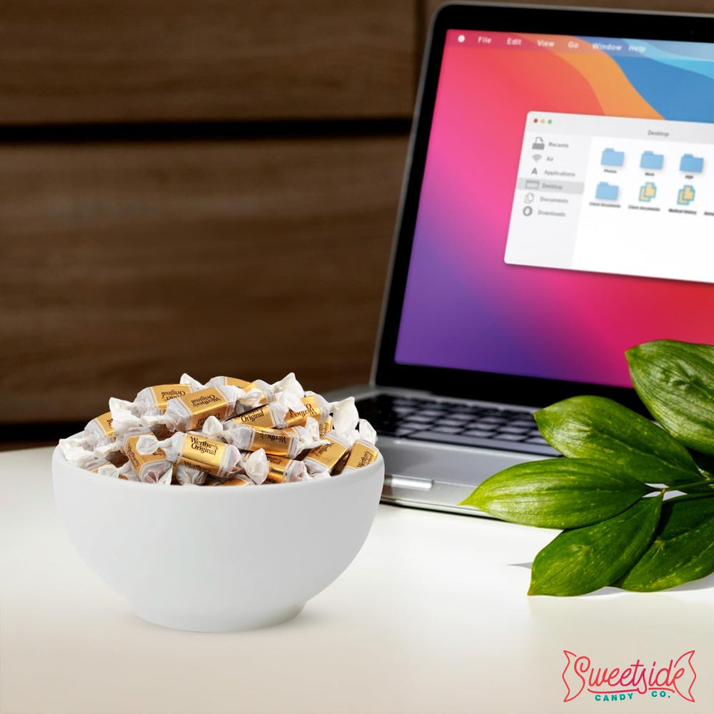 SWEETSIDE CANDY CO. caramelo en mano para comparar tamaño, práctico para snacks
