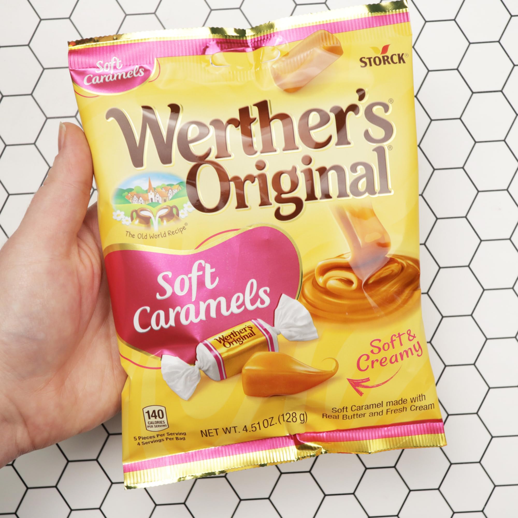 Sweetzo Werther's Original caramelo en mano mostrando tamaño y facilidad de consumo