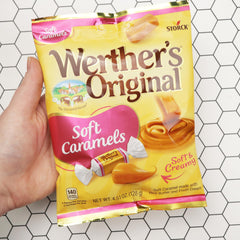Sweetzo Werther's Original caramelo en mano mostrando tamaño y facilidad de consumo