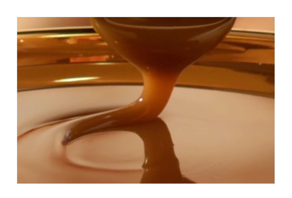 Werther's Original caramelo en mano para comparar tamaño y llevar portátilmente como ventaja práctica