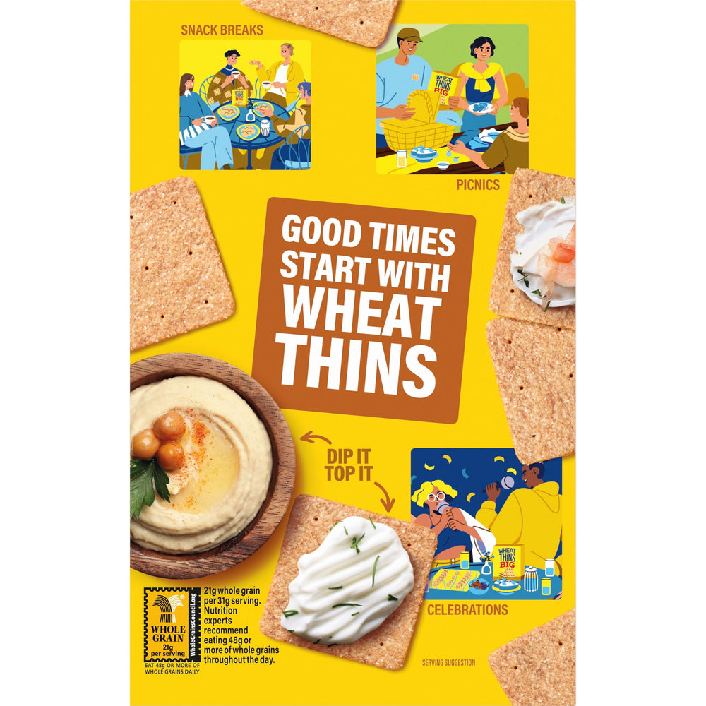 Wheat Thins mano sujetando cracker demostrando resistencia y textura