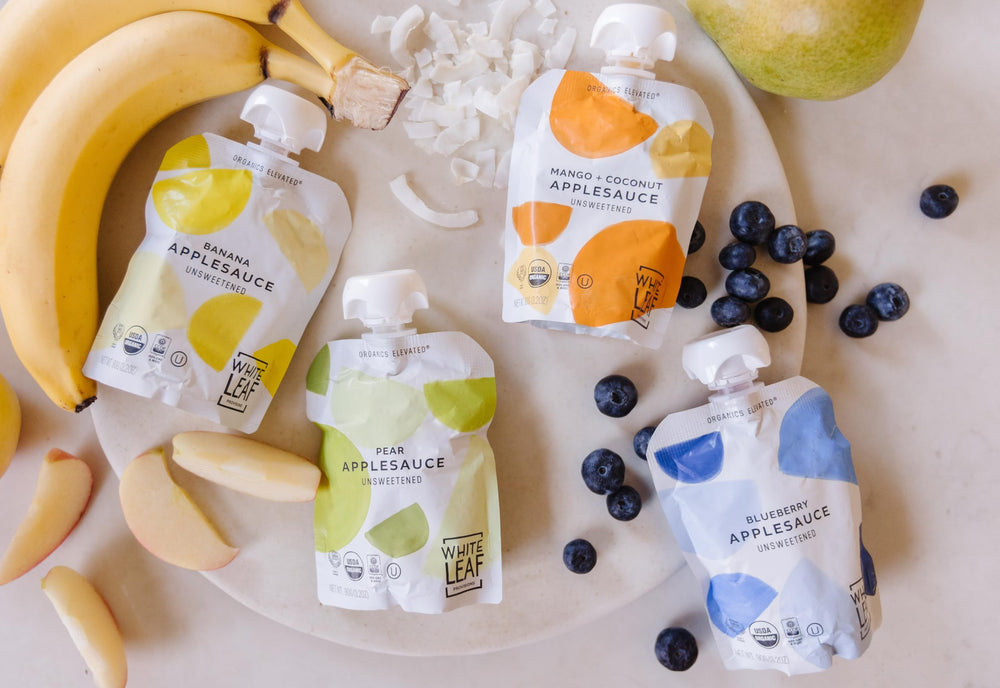 White Leaf Provisions pouch de Banana Applesauce en mesa de desayuno familiar