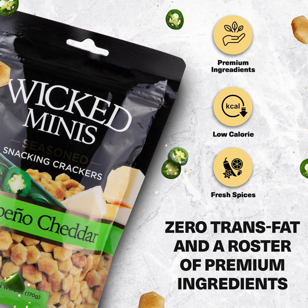 Wicked Mix crackers cayendo sobre sopa humeante para mejor textura