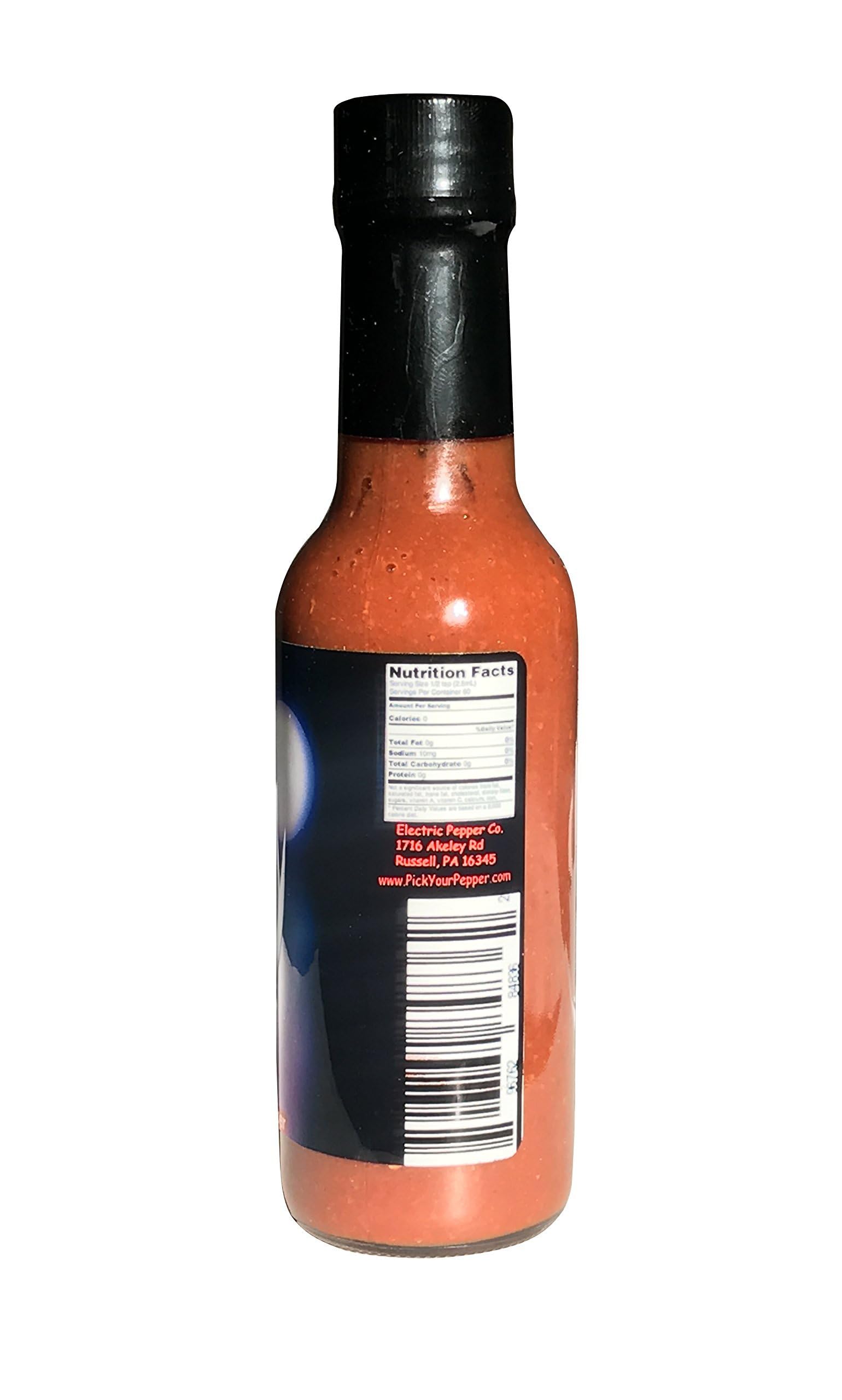 Wicked Reaper botella en mano para comparar tamaño compacto 5 oz