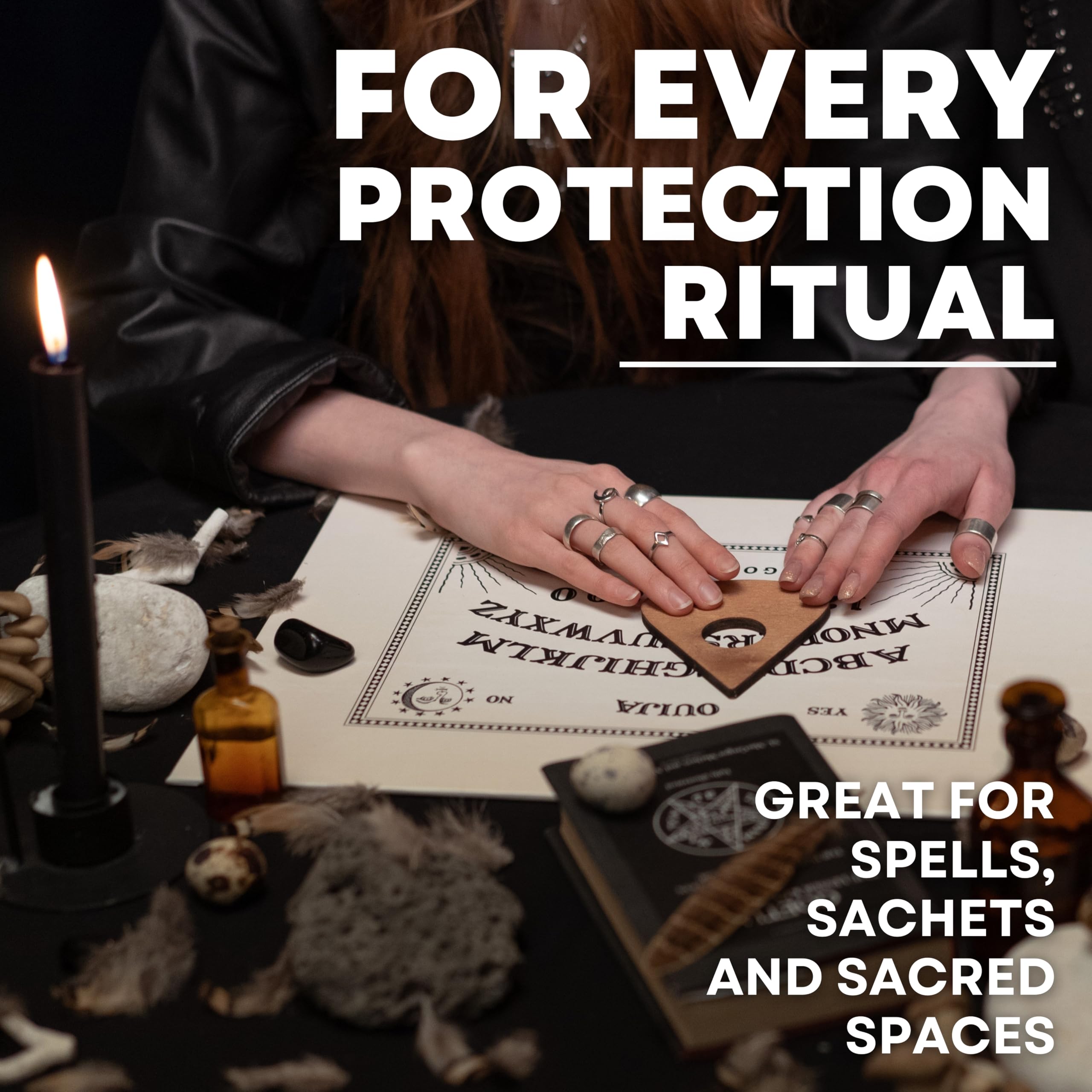 Witches & Wiccan sal negra usada en un altar ofreciendo protección visual