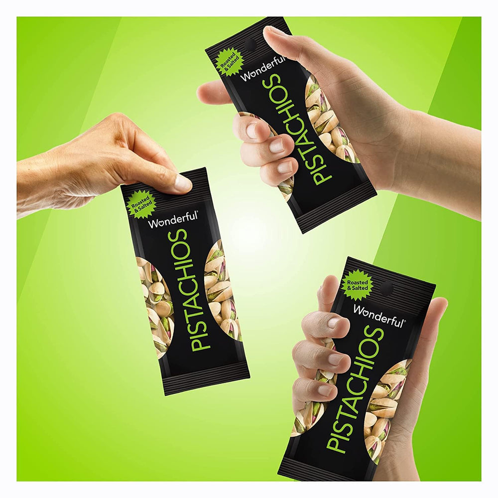 Wonderful Pistachios comparación de escala con manos, porción controlada