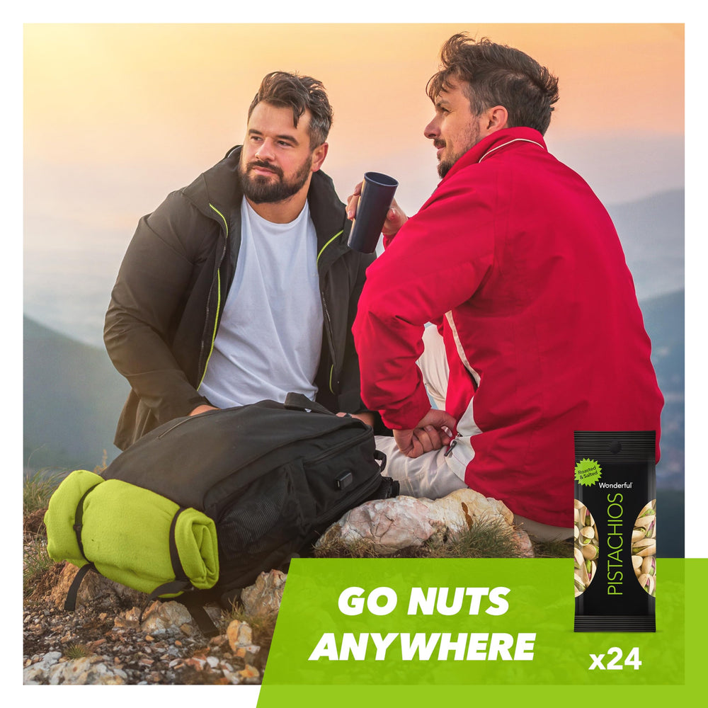 Wonderful Pistachios mano sosteniendo bolsa individual, fácil transporte