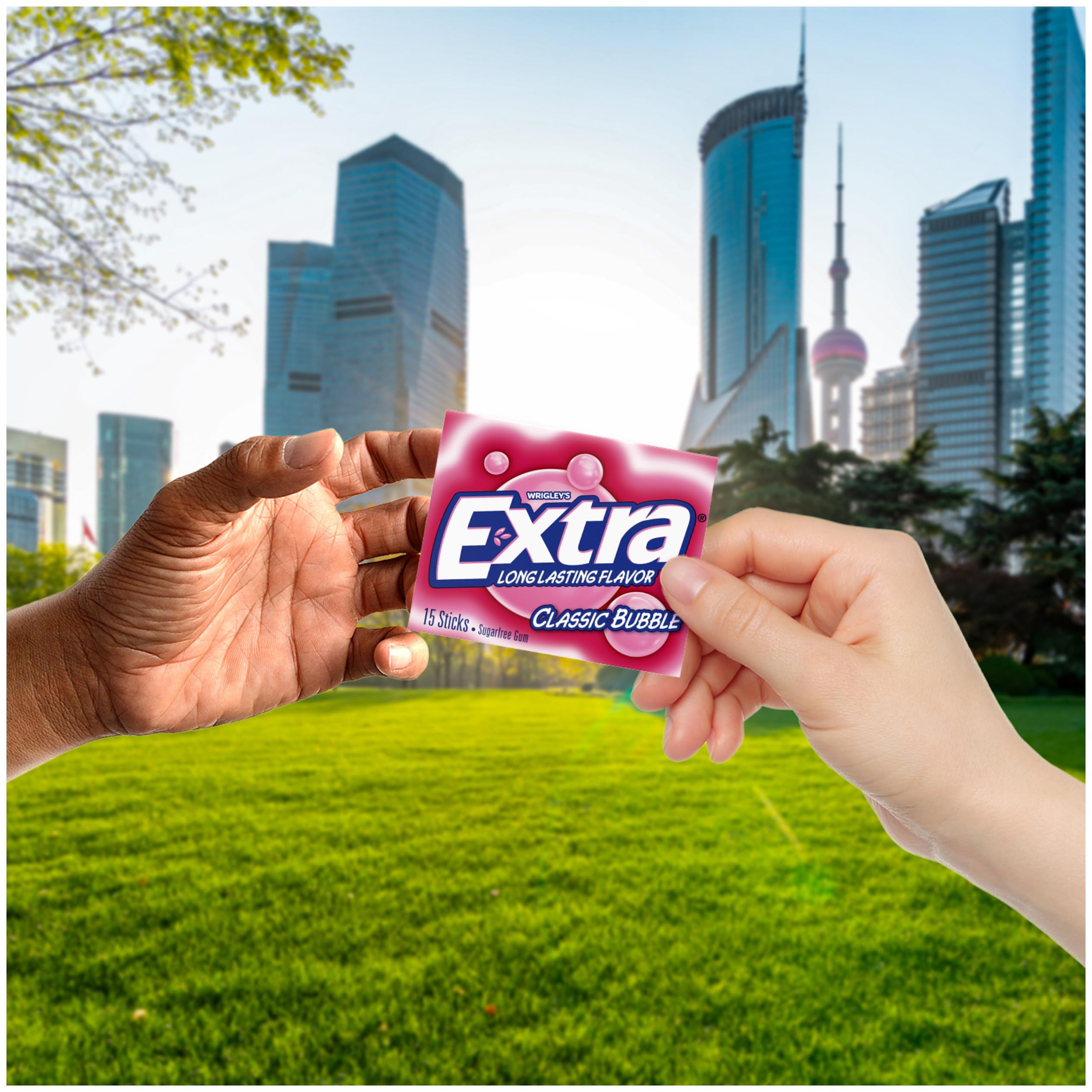 WRIGLEY'S EXTRA comparación de tamaño junto a un bolso, demuestra portabilidad y ahorro