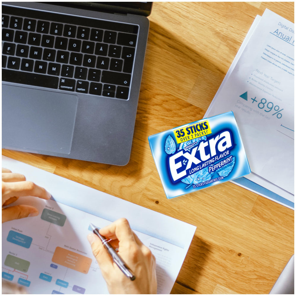 WRIGLEY'S EXTRA comparación de tamaño junto a llaves para escala práctica