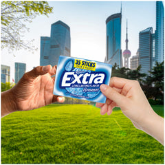 WRIGLEY'S EXTRA mega pack en mano para visualizar portabilidad y conveniencia