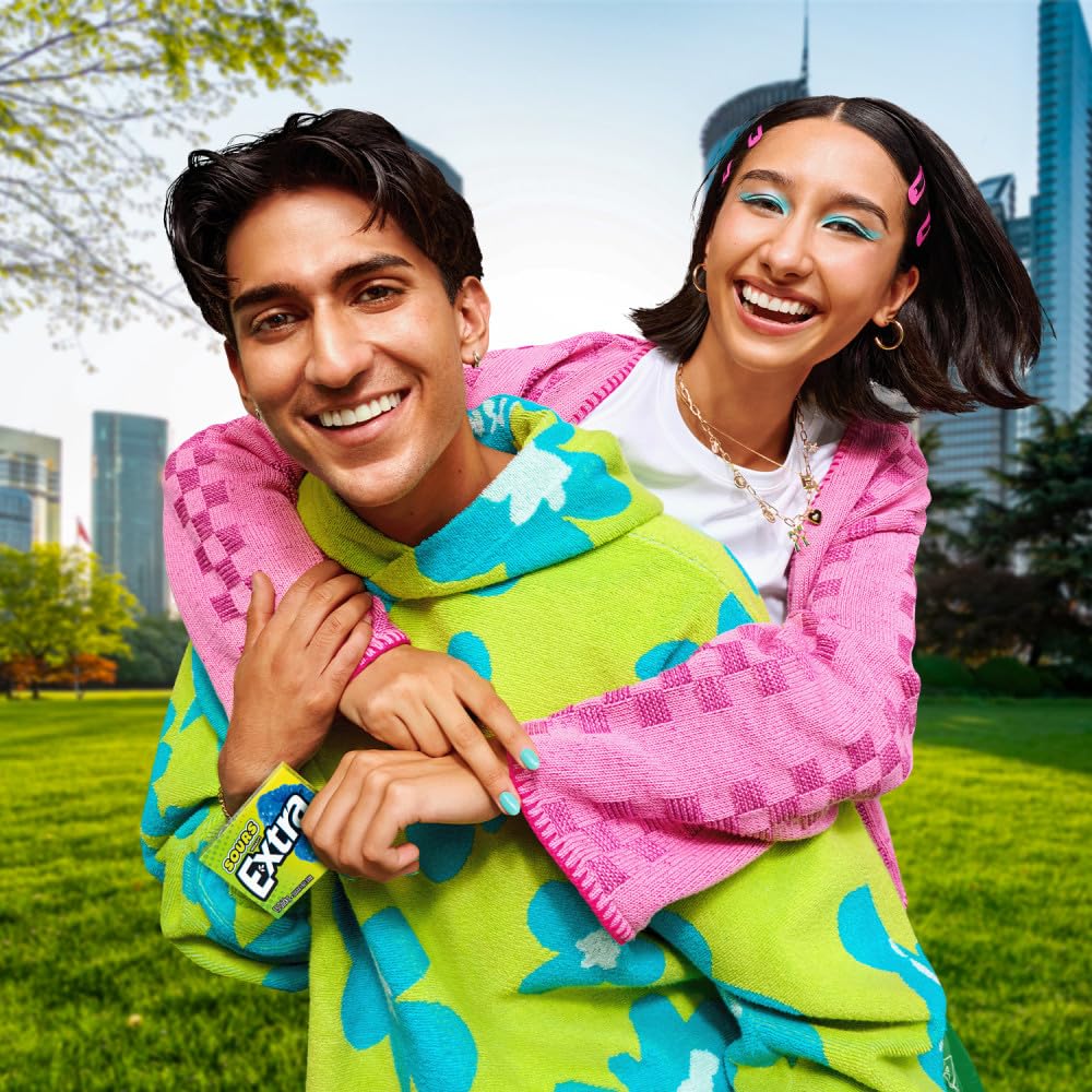 WRIGLEY'S EXTRA paquetes en mano demostrando tamaño portátil