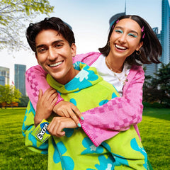 WRIGLEY'S EXTRA paquetes en mano demostrando tamaño portátil