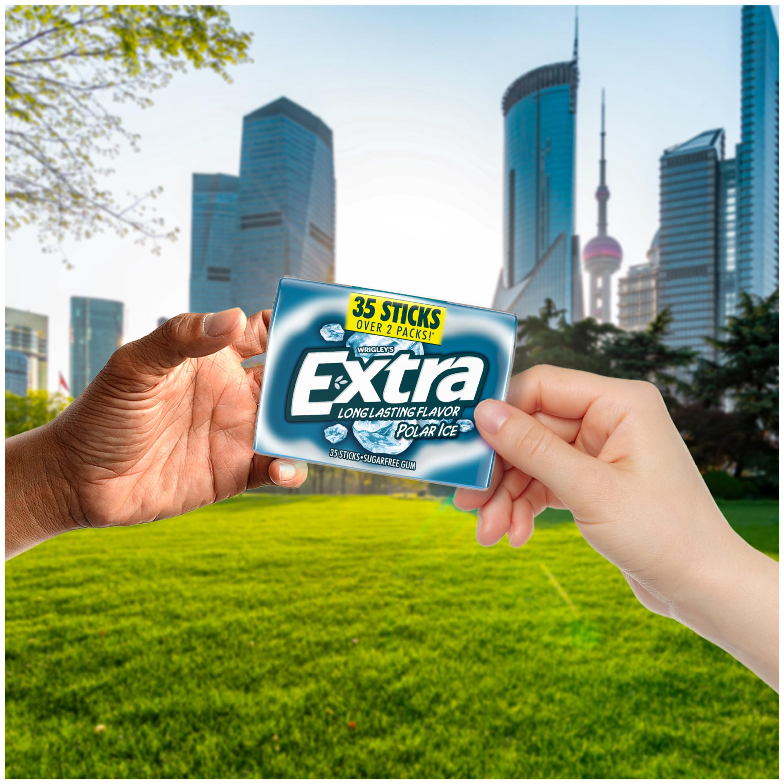 WRIGLEY'S EXTRA chicle en la mano para comparar tamaño y facilidad de uso