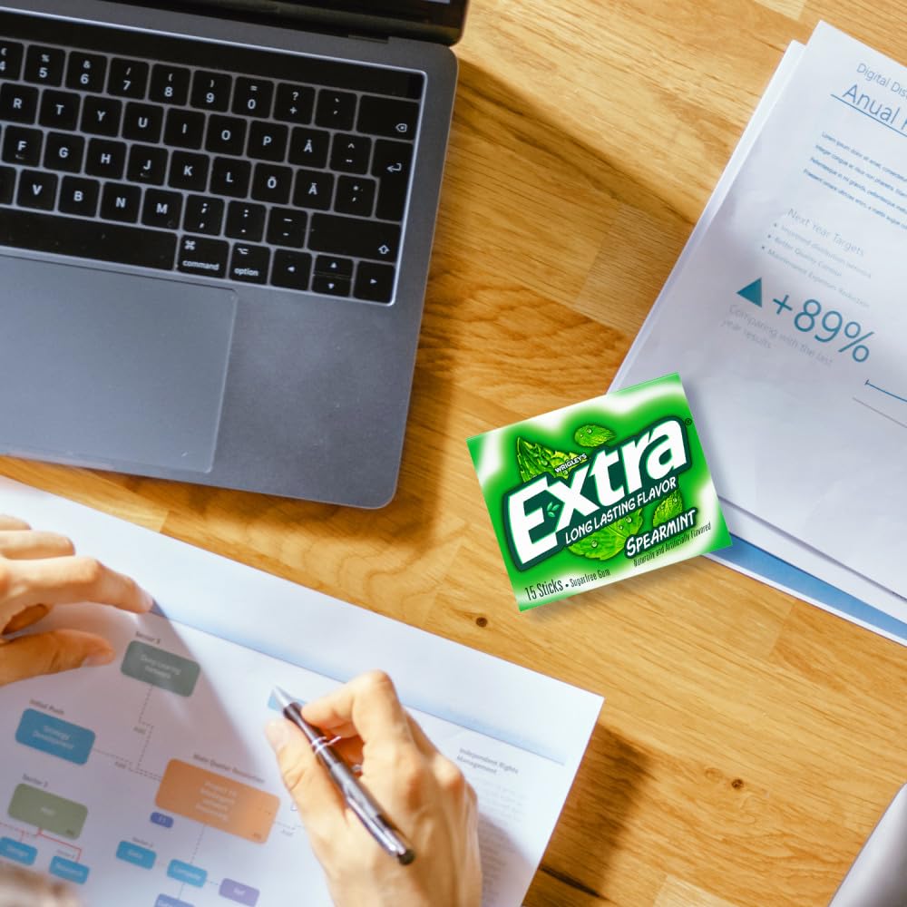 WRIGLEY'S EXTRA en mochila y escritorio mostrando uso diario y conveniencia