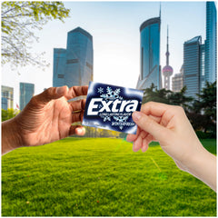 WRIGLEY'S EXTRA chicle en mano listo para masticar, práctico en movimiento