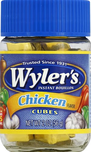 Wyler's en uso vertiendo cubo en sopa para intensificar sabor