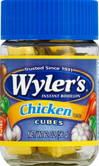 Wyler's en uso vertiendo cubo en sopa para intensificar sabor