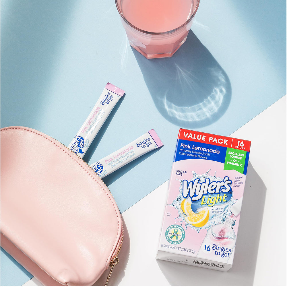 Wyler's Light junto a botella para comparar tamaño y porción portátil