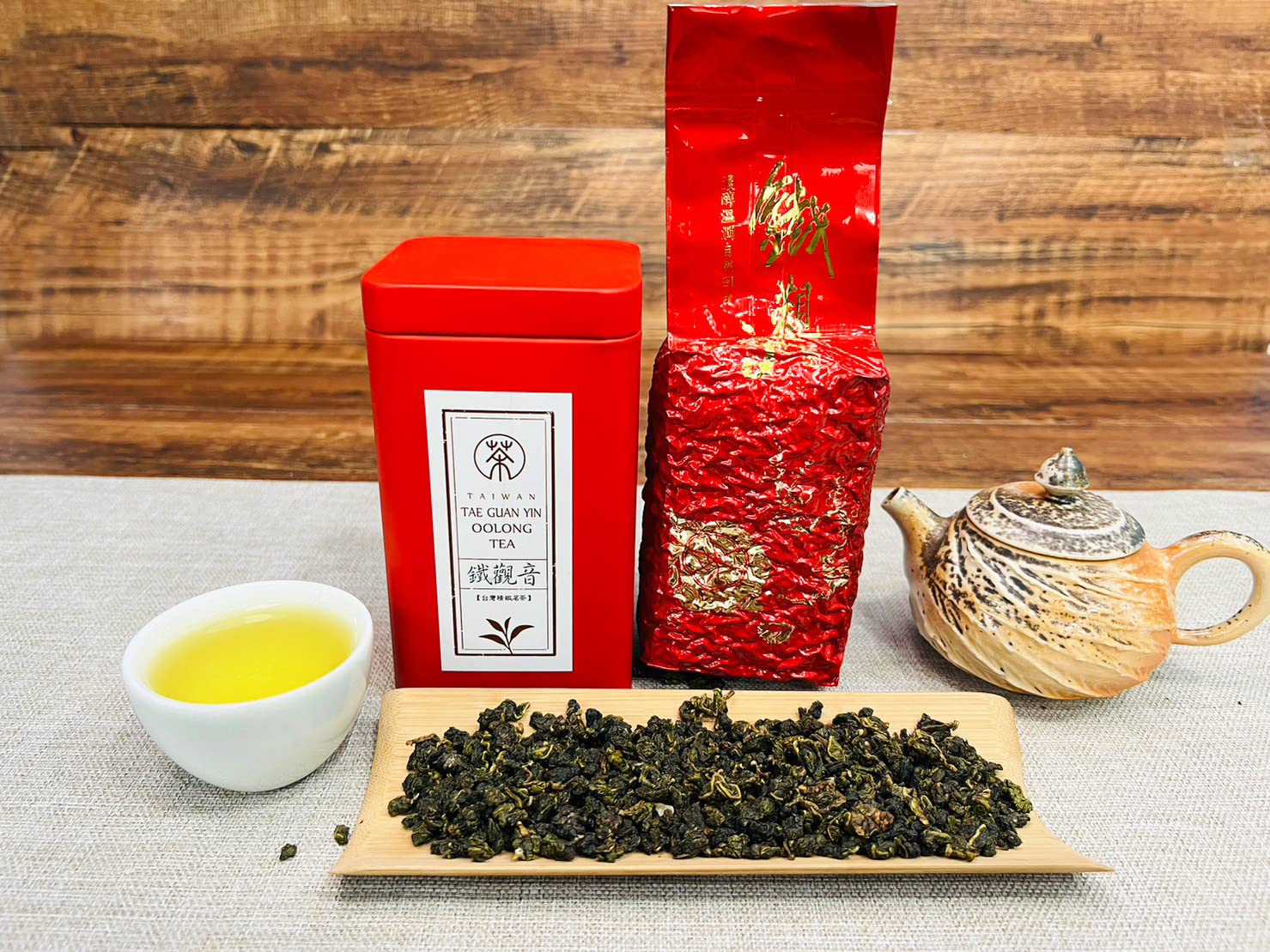 XINQING hojas sueltas en primer plano, textura y color que indican tostado