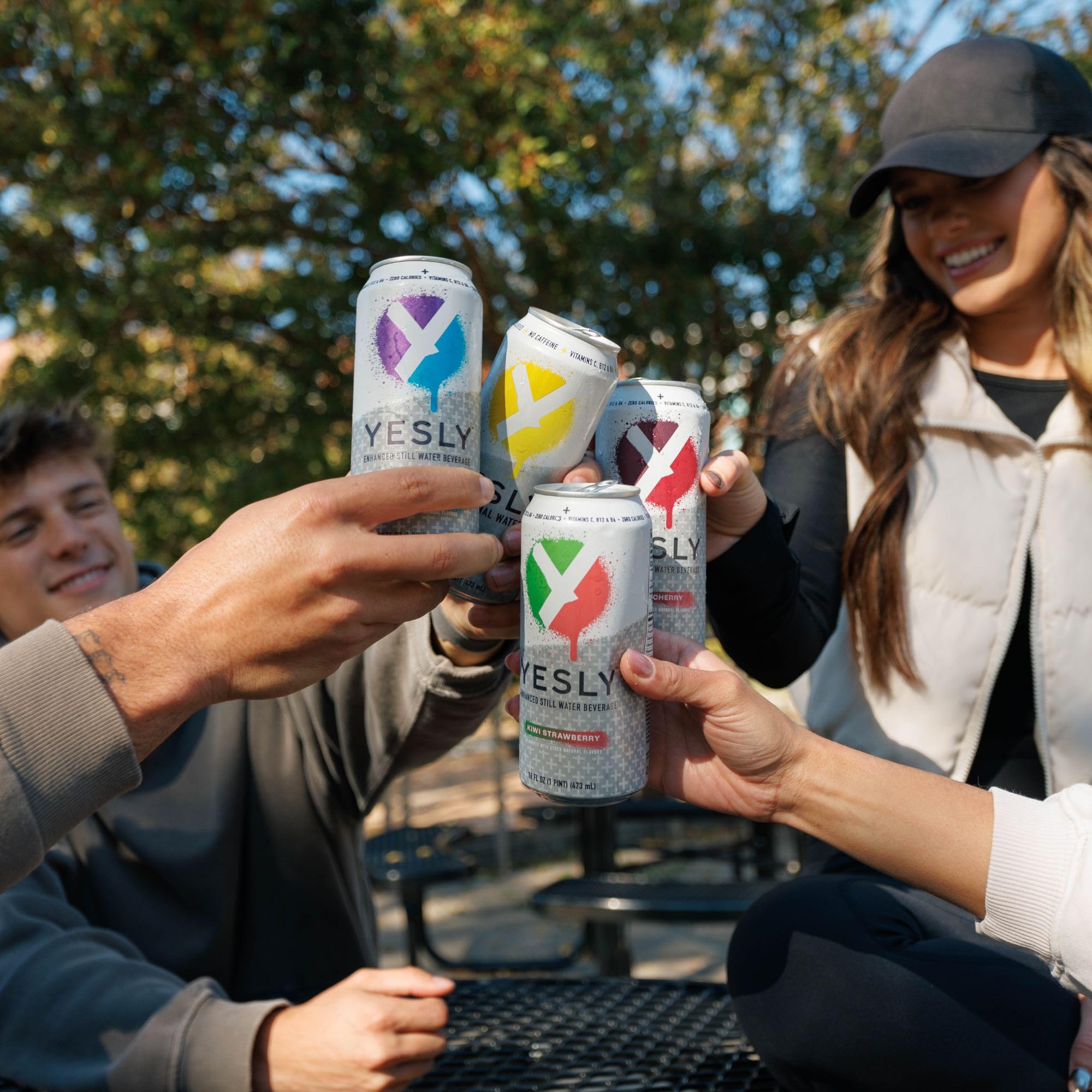 Yesly escena de picnic con latas, opción portátil para actividades al aire libre