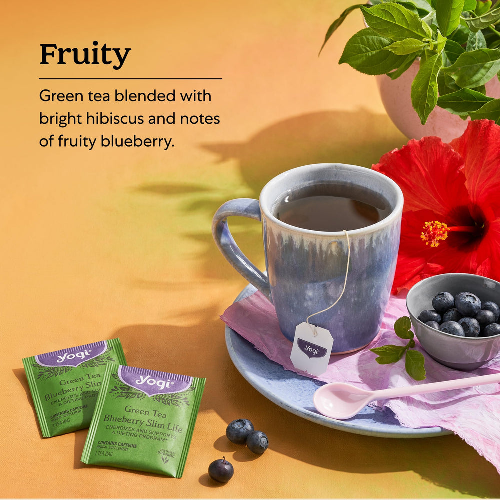 Yogi taza humeante con té azul-rojo, bebida reconfortante y energizante