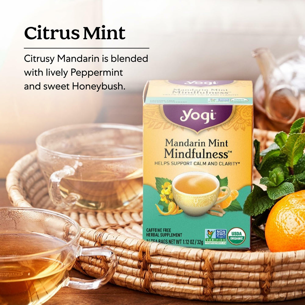 Yogi mandarin mint taza en uso acompañando práctica de atención