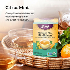Yogi mandarin mint taza en uso acompañando práctica de atención
