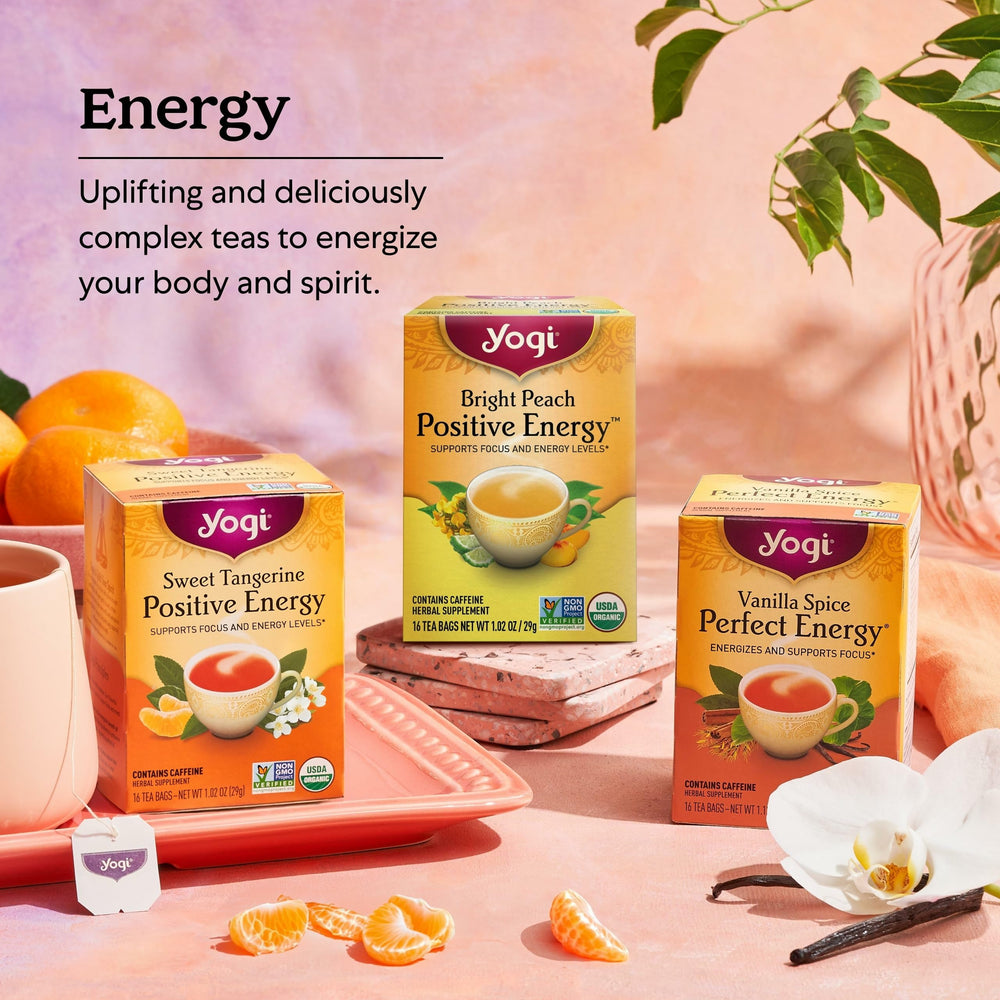 Comparación de tamaño del paquete Yogi Spiced Blackberry junto a una taza para escala