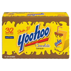 Yoo-hoo vertido en vaso mostrando textura suave y apetecible