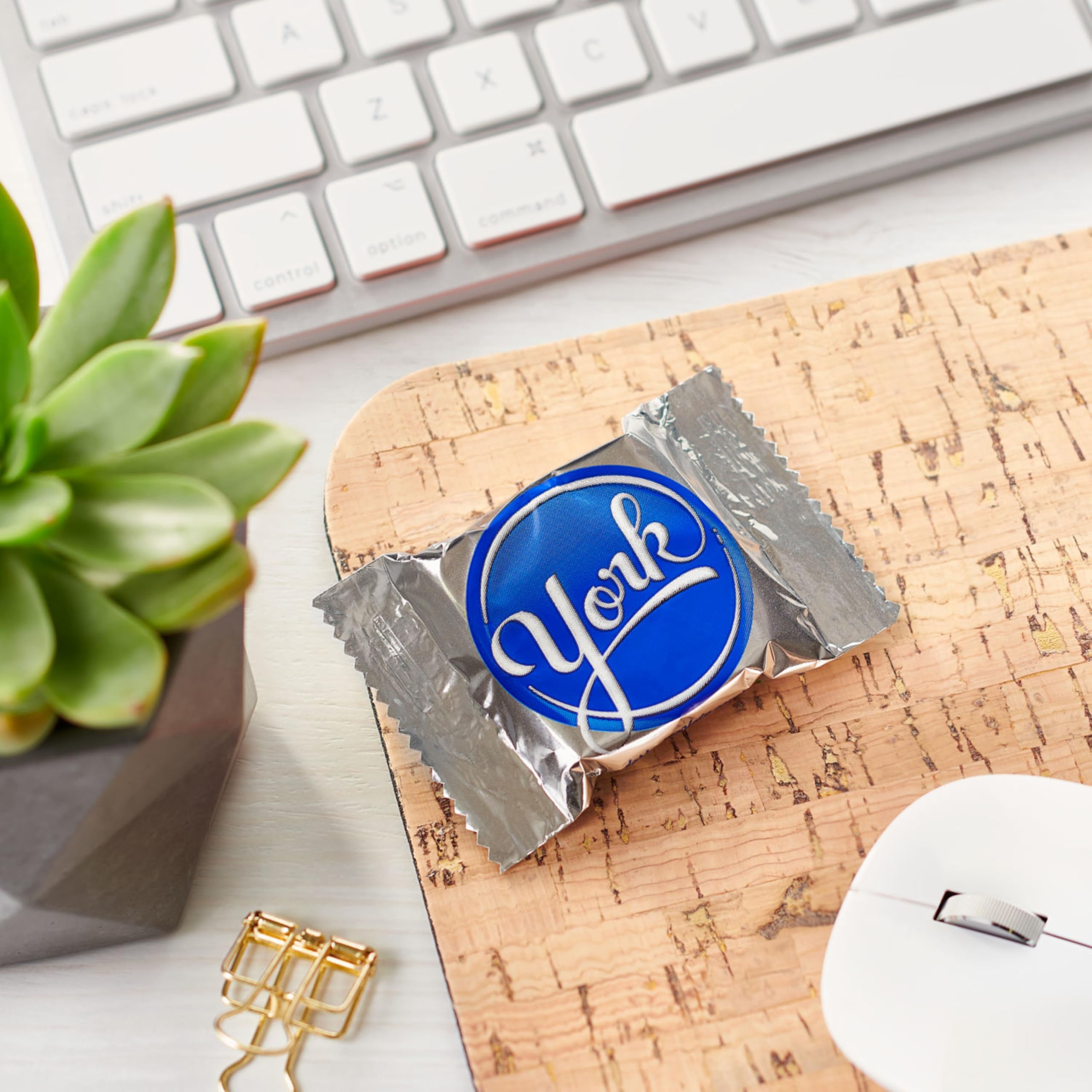 YORK pieza en mano para comparar tamaño y porción práctica para snacks