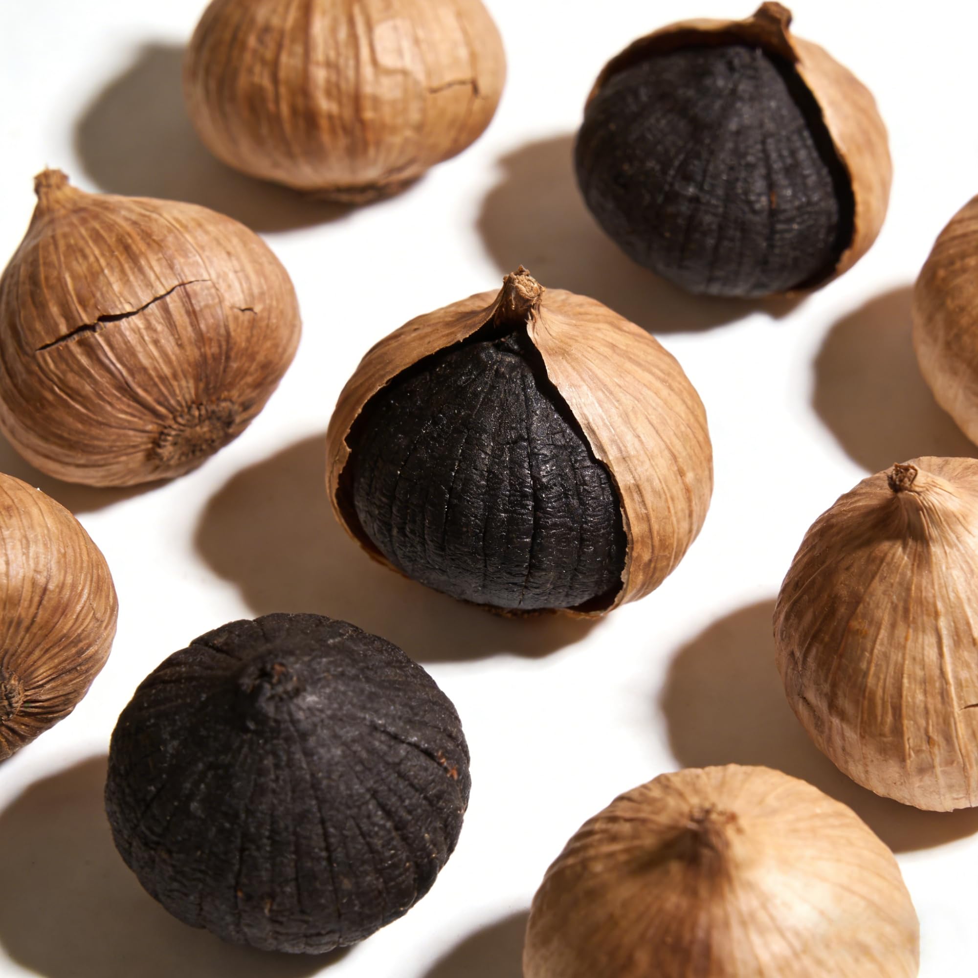 YoYoJo ajo negro en encimera de cocina como ingrediente versátil para recetas