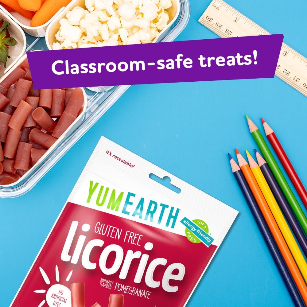 YumEarth comparación de tamaño en mano, porciones cómodas para niños