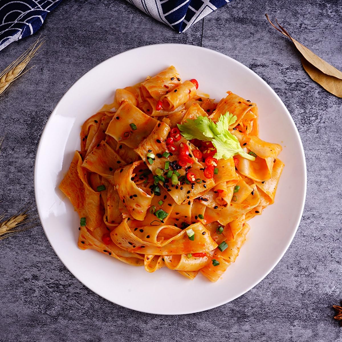 Yummy99 Akuan textura de fideos anchos no fritos destacando masticabilidad