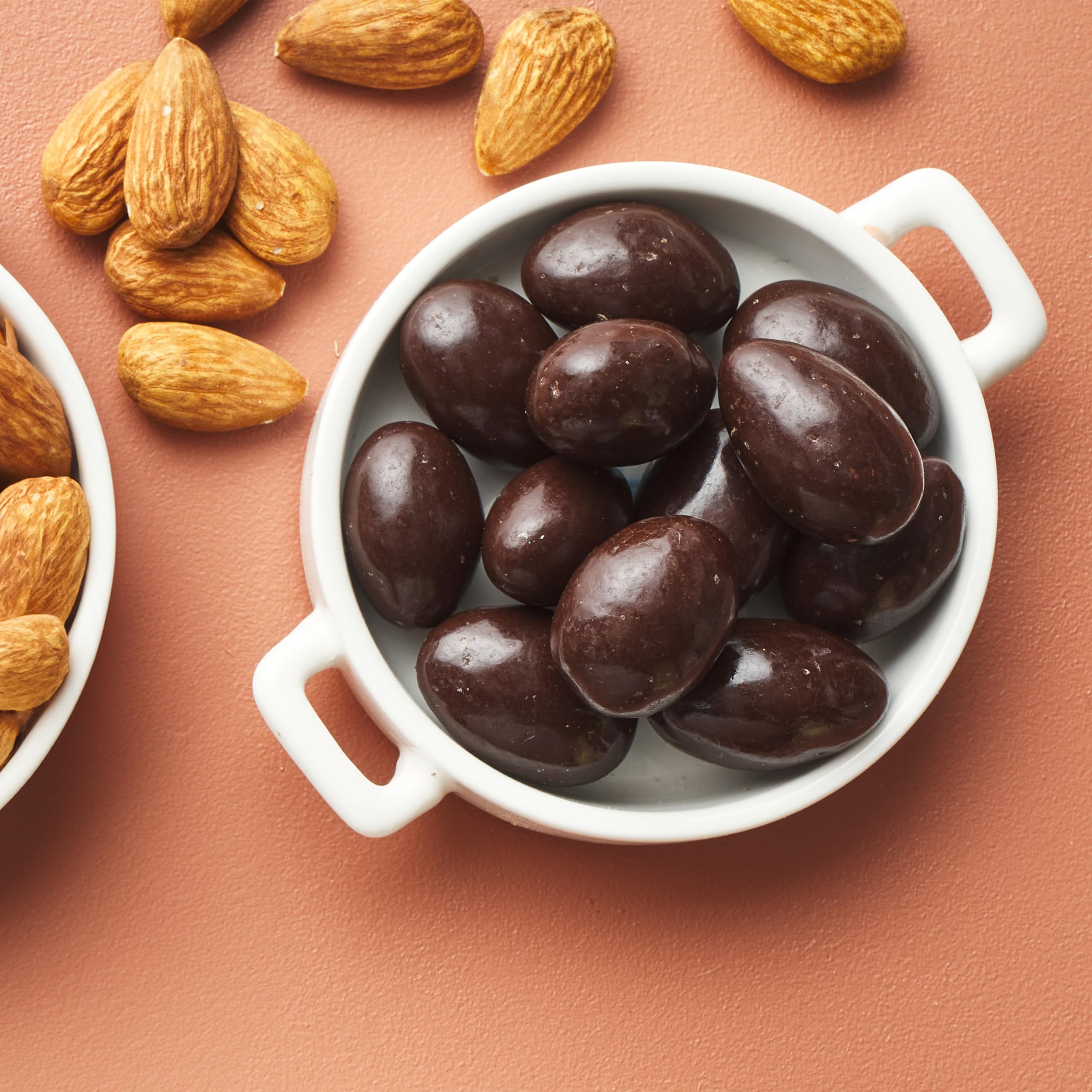 Yupik almendras cubiertas usadas como topping en postre, añade sabor y textura