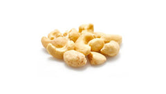 Yupik anacardos crudos en bol listo para picar como snack saludable