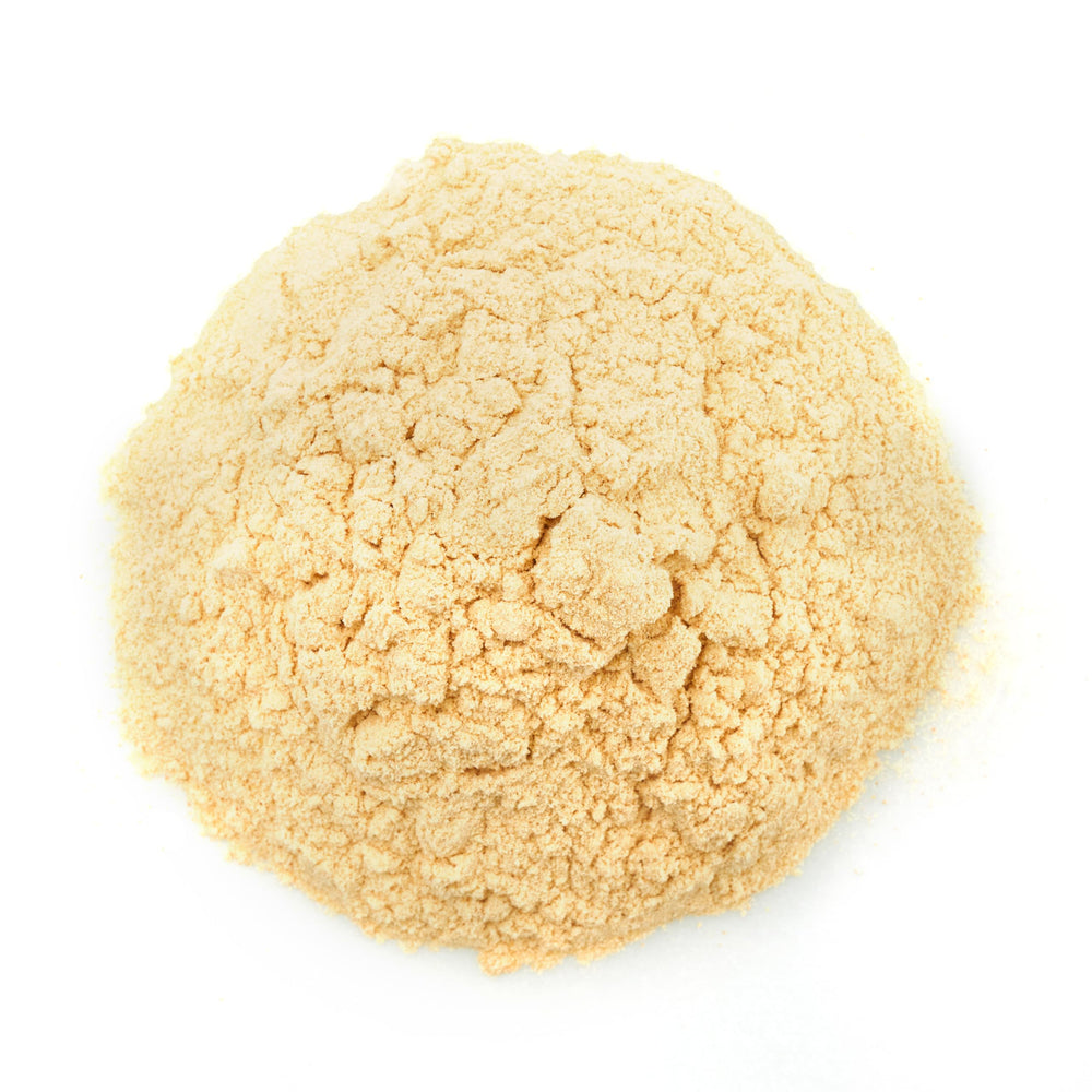 Textura fina del polvo de Yupik lúcuma en cucharada, aspecto cremoso y soluble