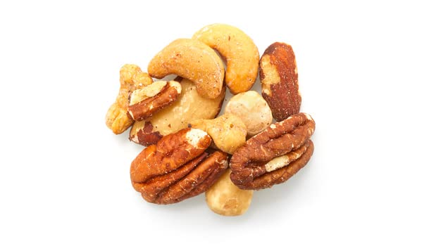 Yupik nueces usadas como topping en ensalada aportando sabor y textura