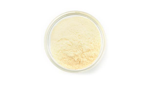 Yupik polvo de baobab mezclado en batido aportando sabor y fibra