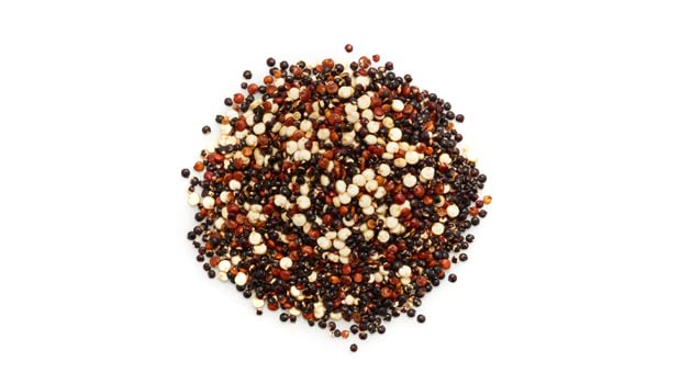 Yupik quinoa tricolor en ensalada colorida aporta fibra y contraste visual